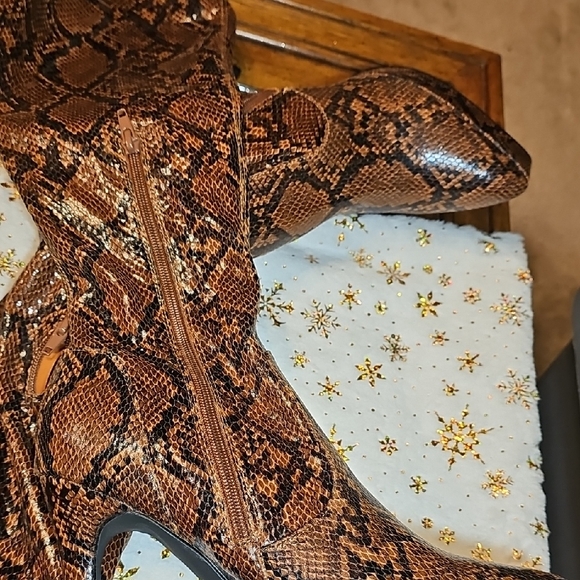 Chic Snakeskin Over the Knee Boots - Picture 4 of 11